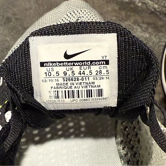 Men’s Nike Flyknit Road Racer Shoes Sneakers - 10.5 black & White
